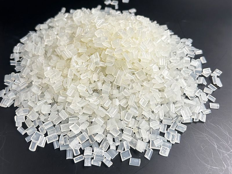 热熔胶的应用：防护服中的关键材料